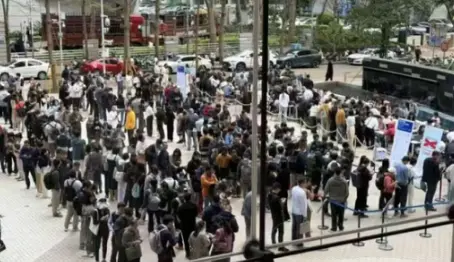 Open claw installation has formed a long queue Open claw installation has formed a long queue