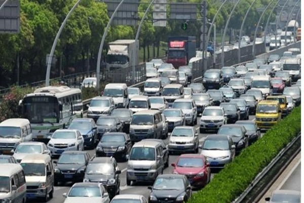 Traffic was heavy on the highway. Traffic was heavy on the highway.